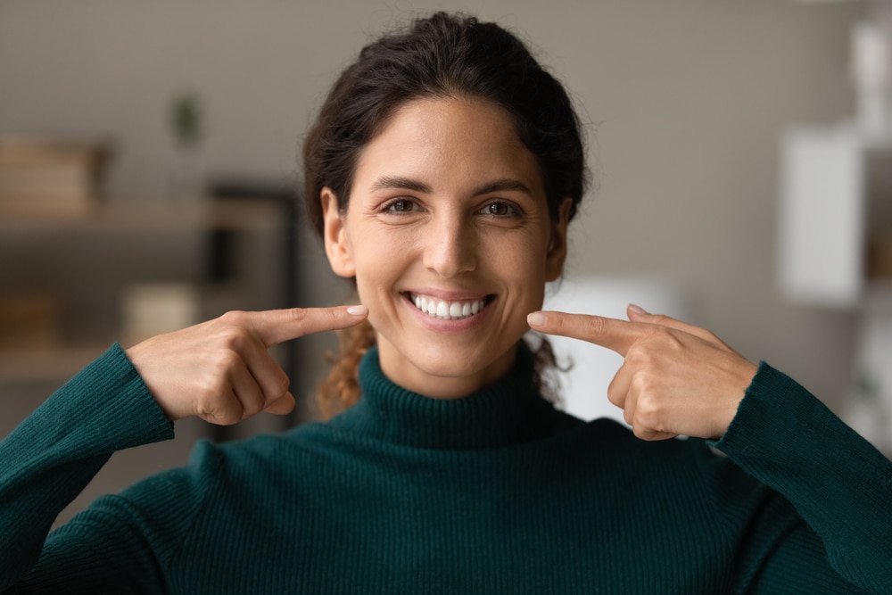 Head,Shot,Portrait,Happy,Woman,Pointing,Fingers,At,Healthy,Toothy